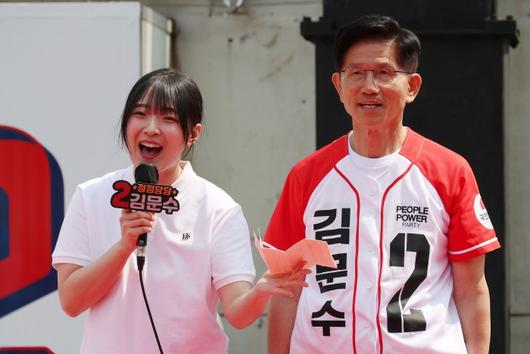 [충주=뉴스핌] 최지환 기자 = 김문수 국민의힘 대선 후보가 30일 오후 충북 충주시 젊음의 거리에서 열린 유세에서 청년들이 적은 편지 낭독을 듣고 있다. 2025.05.30 choipix16@newspim.com