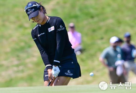 [위스콘신 로이터 =뉴스핌] 박상욱 기자 = 윤이나가 1일 US여자오픈 3라운드 18번홀에서 어프로치샷을 하고 있다. 2025.6.1 psoq1337@newspim.com