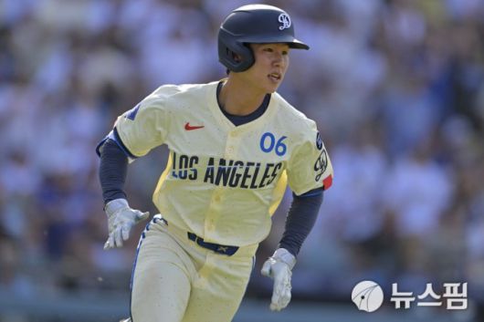 [로스앤젤리스 로이터 =뉴스핌] 박상욱 기자 = 김혜성이 1일 MLB 양키스와 홈경기에서 홈런을 치고 베이스를 돌고 있다. 2025.6.1 psoq1337@newspim.com