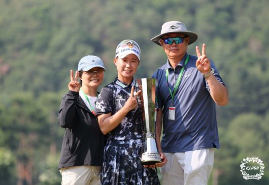 [서울=뉴스핌] 김용석 기자 = 부모님과 함께 포즈를 취한 정윤지. [사진= KLPGA]  82025.06.01 fineview@newspim.com