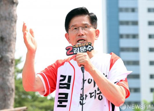 [남양주=뉴스핌] 양윤모 기자 = 김문수 국민의힘 대선후보가 1일 경기도 남양주시 다산역 2번출구 앞에서 선거유세를 하고 있다. 2025.06.01 yym58@newspim.com