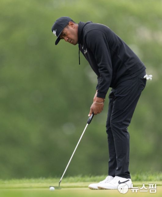 피나우가 지난 5월 PGA 투어 투루이스트 챔피언십에서 두 손으로 퍼팅하는 모습. [사진=로이터]