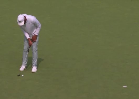 피나우가 1일 PGA 투어 메모리얼 토너먼트 3라운드 15번홀에서 한 손으로 버디 퍼트를 하고 있다. [사진=PGA]