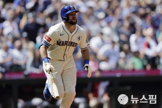 [시애틀 로이터=뉴스핌] 시애틀 포수 칼 롤리가 2일 미네소타와의 경기에서 7회 솔로 홈런을 뽑아냈다. 2025.06.02 wcn05002@newspim.com