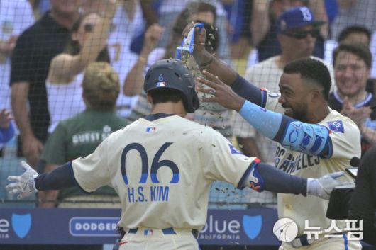 [로스앤젤레스 로이터=뉴스핌] 장환수 스포츠전문기자= LA 다저스 김혜성이 1일 뉴욕 양키스와 홈경기에서 2회 홈런을 친 뒤 더그아웃에서 테오스카 에르난데스로부터 축하를 받고 있다. 2025.06.02 zangpabo@newspim.com