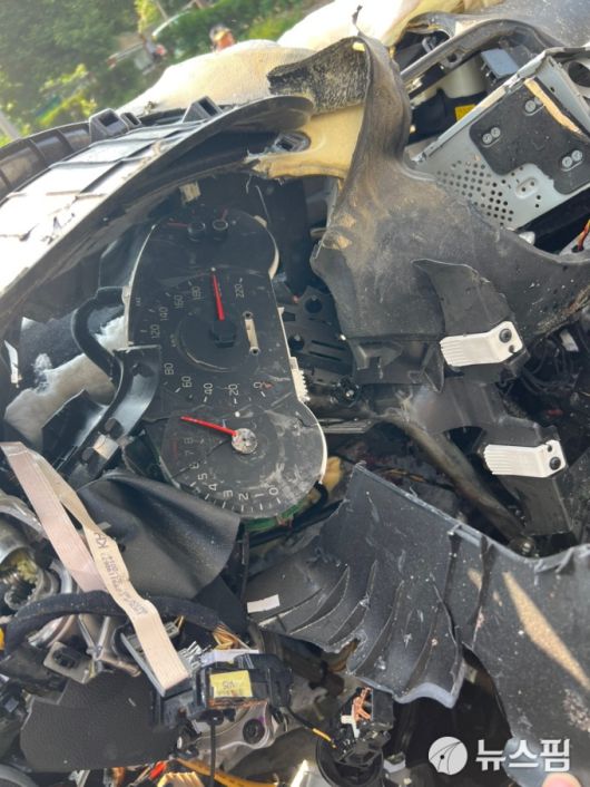 [시흥=뉴스핌] 오영균 기자 = 3일 오전 7시 23분쯤 경기 시흥시 대야동 대야교차로에서 신호대기 중이던 덤프트럭을 소형 SUV차량이 추돌하는 사고가 발생했다. [사진=송영훈 독자 제공] 2025.06.03 gyun507@newspim.com