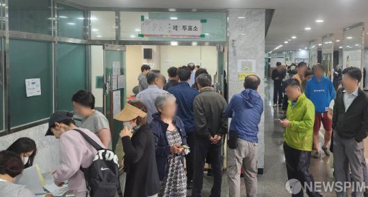 [성남=뉴스핌] 이길동 기자 = 21대 대통령선거 투표일인 3일 오전 경기도 성남시 분당구 산운마을 13단지 커뮤니티센터에 마련된 투표소에 투표하려는 시민들로 붐비고 있다.2025.06.03.gdlee@newspim.com