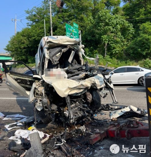 [시흥=뉴스핌] 오영균 기자 = 3일 오전 7시 23분쯤 경기 시흥시 대야동 대야교차로에서 신호대기 중이던 덤프트럭을 소형 SUV차량이 추돌하는 사고가 발생했다. [사진=송영훈 독자 제공] 2025.06.03 gyun507@newspim.com