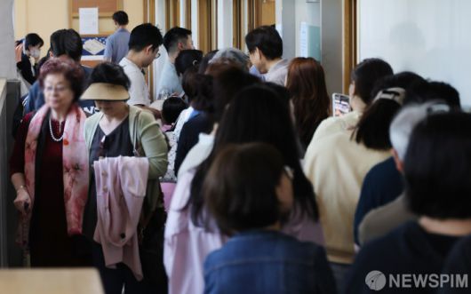[서울=뉴스핌] 이형석 기자 = 제21대 대통령선거날인 3일 오후 서울 여의도중학교에 마련된 투표소에서 시민들이 투표를 위해 줄을 서 있다. 2025.06.03 leehs@newspim.com