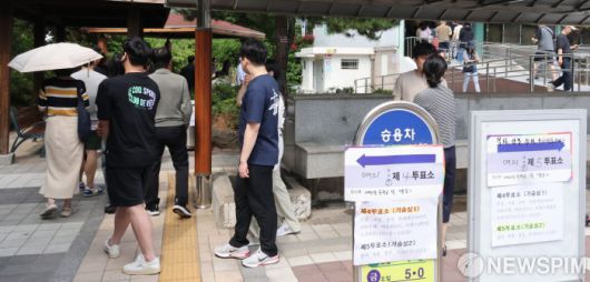 [서울=뉴스핌] 이형석 기자 = 제21대 대통령선거날인 3일 오후 서울 여의도중학교에 마련된 투표소에서 시민들이 투표를 위해 줄을 서 있다. 2025.06.03 leehs@newspim.com