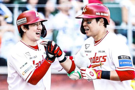 [서울=뉴스핌] 장환수 스포츠전문기자= SSG 한유섬(오른쪽)이 3일 삼성과 인천 경기에서 1회 선제 결승 2점 홈런을 날린 뒤 선행주자 최정의 축하를 받고 있다. [사진=SSG] 2025.06.03 zangpabo@newspim.com