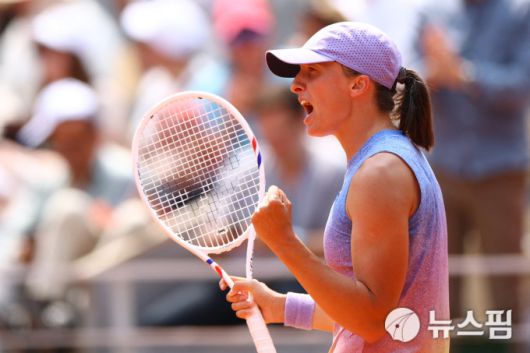 [파리 로이터=뉴스핌] 장환수 스포츠전문기자= 프랑스오픈 4연패를 노리는 '흙신' 이가 시비옹테크가 3일 8강전에서 엘리나 스비톨리나를 2-0으로 꺽은 뒤 기뻐하고 있다. 2025.06.03 zangpabo@newspim.com