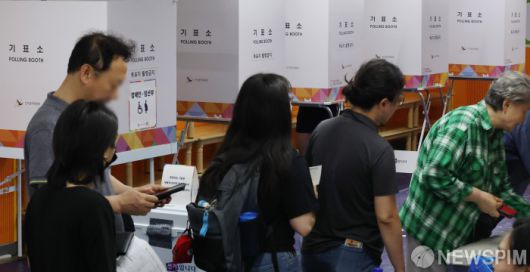 [서울=뉴스핌] 이형석 기자 = 제21대 대통령선거날인 3일 오전 서울 노원구 공릉2동 제4투표소에서 시민들이 투표를 위해 줄을 서 있다. 2025.06.03 leehs@newspim.com