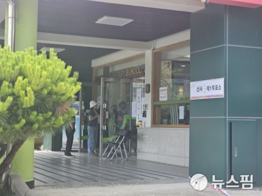 [서울=뉴스핌] 조준경 기자 = 제21대 대통령선거가 실시된 3일 오후, 서울 강남구 신사동에 위치한 신사동 제1투표소에 시민들이 투표를 위해 줄을 서있다. 2025.06.03 calebcao@newspim.com