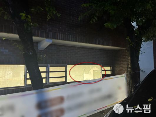3일 오전 5시 사상구 주례동 제7투표소 외벽 유리창(150cm×60cm)이 파손되어 있다. [사진=부산사상경찰서]= 2025.06.03
