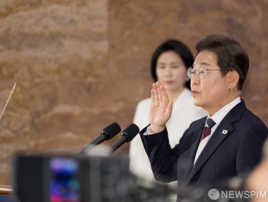 [서울=뉴스핌] 국회사진기자단 = 이재명 대통령과이 4일 오전 서울 여의도 국회에서 열린 제21대 대통령 취임선서에서 취임선서를 하고 있다. 2025.06.04 photo@newspim.com