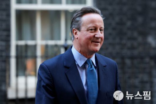 데이비드 캐머런 전 영국 총리가 지난 2023년 11월 13일 외무장관에 임명된 뒤 총리 관저를 나오고 있다. [사진=로이터 뉴스핌]