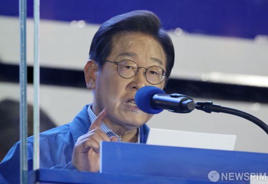 [서울=뉴스핌] 정일구 기자 = 이재명 더불어민주당 대선 후보가 2일 오후 서울 여의도공원 문화의마당에서 마지막 유세를 하고 있다.  2025.06.02 mironj19@newspim.com