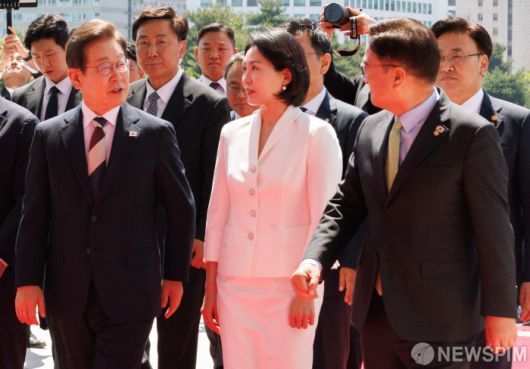 [서울=뉴스핌] 윤창빈 기자 = 이재명 대통령, 김혜경 여사가 4일 오전 서울 여의도 국회의사당에서 열린 제21대 대통령 취임선서에 참석하고 있다. 2025.06.04 pangbin@newspim.com