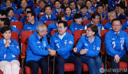 [서울=뉴스핌] 윤창빈 기자 = 윤여준·박찬대 더불어민주당 상임총괄선대위원장을 비롯한 선대위 관계자들이 3일 국회의원회관 개표상황실에서 제21대 대통령선거 지상파 출구조사 결과에서 이재명 후보가 51.7%로 앞서는 것으로 발표되자 환호하고 있다. 2025.06.03 pangbin@newspim.com