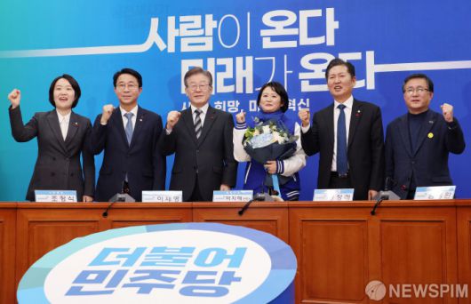 [서울=뉴스핌] 이형석 기자 = 이재명 더불어민주당 대표(왼쪽 세번째 부터)와 박지혜 변호사가 11일 오전 서울 여의도 국회에서 열린 인재영입식에서 기념촬영을 하고 있다. 왼쪽부터 이소영 의원, 조정식 사무총장, 이 대표, 박 변호사, 정청래 최고위원, 김성환 인재영입위원회 간사. 2023.12.11 leehs@newspim.com