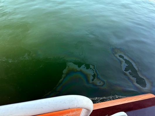 경북 포항해경이 4일 오전 동빈항에 계류 중이던 275t 규모 부선 A호에서 유출된 경유를 긴급 방제하고 있다.[사진=포항해경] 2025.06.04 nulcheon@newspim.com