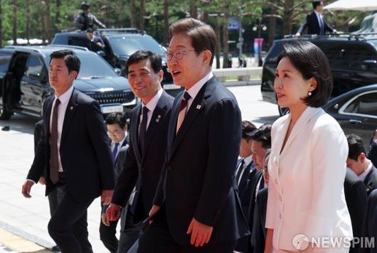 [서울=뉴스핌] 국회사진기자단 = 이재명 대통령이 취임 선서를 하기 위해 4일 오전 서울 여의도 국회에 들어서고 있다. 2025.06.04 photo@newspim.com