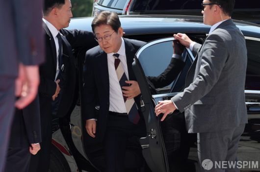 [서울=뉴스핌] 국회사진기자단 = 이재명 대통령이 취임 선서를 하기 위해 4일 오전 서울 여의도 국회에 들어서고 있다. 2025.06.04 photo@newspim.com