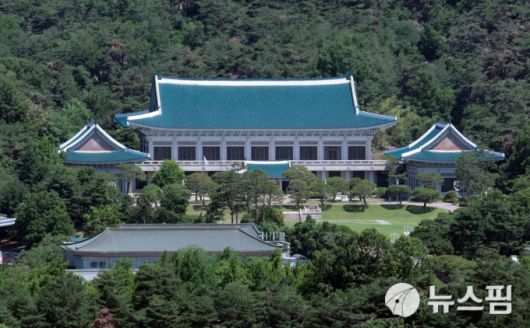 [서울=뉴스핌] 이길동 기자 = 이재명 대통령이 집무실을 다시 청와대로 이전할 방침인 가운데 청와대 개·보수 작업이 완료될 때까지는 용산 대통령실로 출근하게 된다. 윤석열 전 대통령이 2022년 5월 10일 대통령 집무실을 용산 국방부 청사로 공식 이전한 지 3년여 만에 '용산 시대'를 마감하고 청와대로 복귀하는 것이다.4일 이재명 대통령 취임날 서울 종로구에서 바라본 청와대 모습. 2025.06.04 gdlee@newspim.com