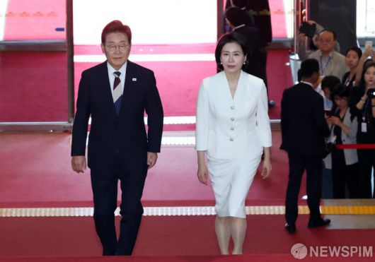 [서울=뉴스핌] 국회사진기자단 =  이재명 대통령과 김혜경 여사가 4일 국회 로텐더홀에서 열린 취임선서 행사장에 입장하고 있다. 2025.06.04 photo@newspim.com