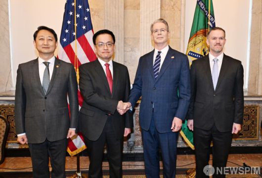[서울=뉴스핌] 주요 20개국(G20) 재무장관회의 및 국제통화금융위원회(IMFC)'에 참석차 미국 워싱턴D.C.를 방문 중인 최상목 부총리 겸 기획재정부 장관이 안덕근 산업통상자원부 장관과 함께 4월 24일(현지시간) 미국 재무부에서 열린 '한-미 2+2 통상협의(Trade Consultation)' 참석, 스콧 베센트 미국 재무부 장관, 제이미슨 그리어 미국 무역대표부(USTR) 대표와 회의시작에 앞서 기념사진을 찍고 있다. [사진=기획재정부] 2025.04.24 photo@newspim.com