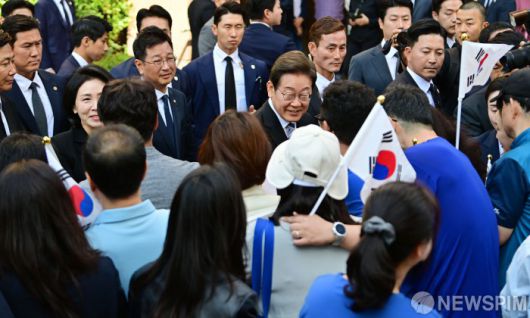 [인천=뉴스핌] 김학선 기자 = 이재명 대통령과 김혜경 여사가 4일 인천 계양구 자택을 나서며 주민들과 지지자들에게 인사하고 있다. 2025.06.04 yooksa@newspim.com