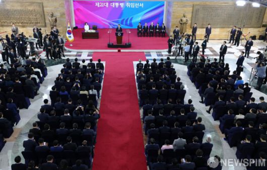 [서울=뉴스핌] 국회사진기자단 = 이재명 대통령이 4일 국회 로텐더홀에서 열린 취임선서에서 발언하고 있다. 2025.06.04 photo@newspim.com