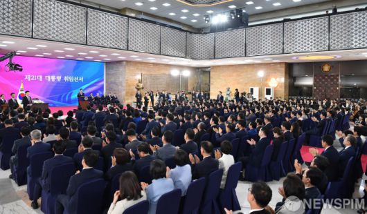 [서울=뉴스핌] 국회사진기자단 = 이재명 대통령이 4일 오전 서울 여의도 국회 로텐더홀에서 취임사를 하고 있다. 2025.06.04 photo@newspim.com