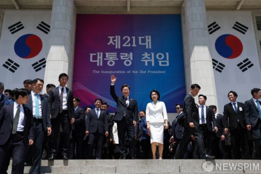 [서울=뉴스핌] 국회사진기자단 = 이재명 대통령 내외가 4일 오전 서울 여의도 국회 로텐더홀에서 취임 선서를 마치고 나와 잔디광장에 모인 시민들을 향해 인사하고 있다. 2025.06.04 photo@newspim.com