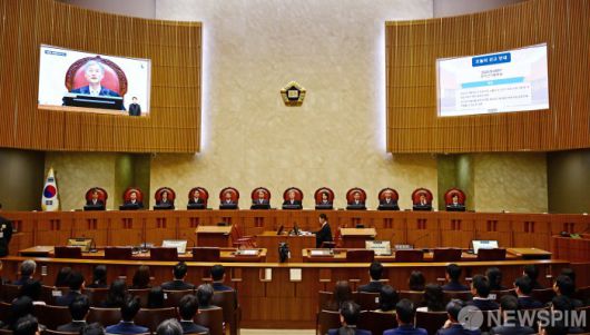 국회 법제사법위원회는 4일 오후 법안심사제1소위원회와 전체회의를 열고 대법관 증원 관련 법원조직법 개정안을 처리한다. 사진은 조희대 대법원장을 비롯한 대법관들이 지난 5월 1일 상고심 선고를 위해 입정하는 모습. [사진=뉴스핌DB]