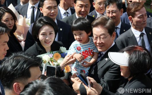 [인천=뉴스핌] 김학선 기자 = 이재명 대통령과 김혜경 여사가 4일 인천 계양구 자택을 나서며 주민들과 지지자들에게 인사하고 있다. 2025.06.04 yooksa@newspim.com