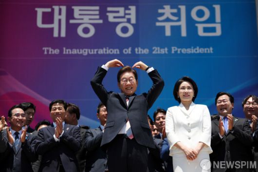 [서울=뉴스핌] 국회사진기자단 = 이재명 대통령이 4일 오전 서울 여의도 국회 로텐더홀에서 취임 선서를 마치고 나와 잔디광장에 모인 시민들을 향해 하트를 그리고 있다. 2025.06.04 photo@newspim.com