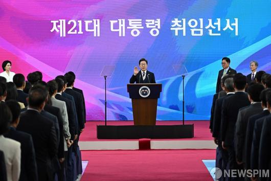 [서울=뉴스핌] 국회사진기자단 = 이재명 신임 대통령이 4일 서울 여의도 국회 로텐더홀에서 열린 약식 취임식에서 선서를 하고 있다. 2025.06.04 photo@newspim.com