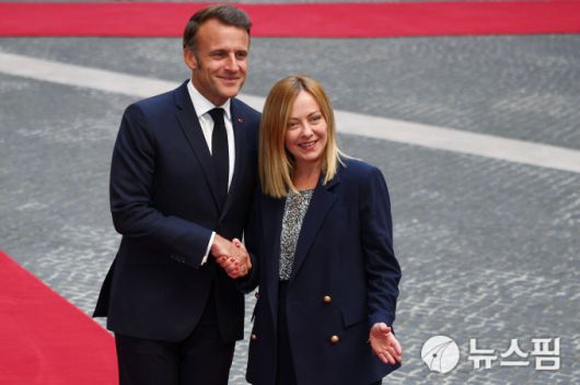 에마뉘엘 마크롱(왼쪽) 프랑스 대통령과 조르자 멜로니 이탈리아 총리가 3일(현지시간) 이탈리아 로마 키지궁에서 정상회담을 가졌다. [사진=로이터 뉴스핌]