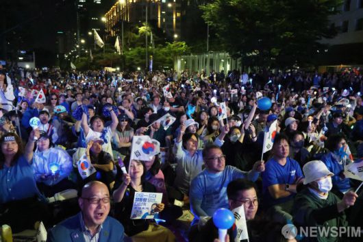 [서울=뉴스핌] 최지환 기자 = 이재명 더불어민주당 대선 후보가 3일 밤 당선이 확실시 된 가운데 서울 여의도 국회 앞에 모인 지지자들이 환호하고 있다. 2025.06.04 choipix16@newspim.com