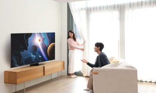 삼성전자 모델이 '눈부심 방지(Glare Free)' 기술이 적용된 2025년형 AI TV 신제품 'OLED(83SF95)'를 시청하고 있다.   [사진=삼성전자]