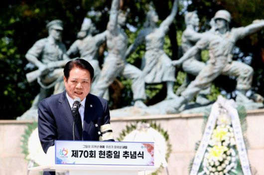 최대호 안양시장이 6일 제70회 현충일 추념식에서 추념사를 말하고 있다. [사진=안양시]