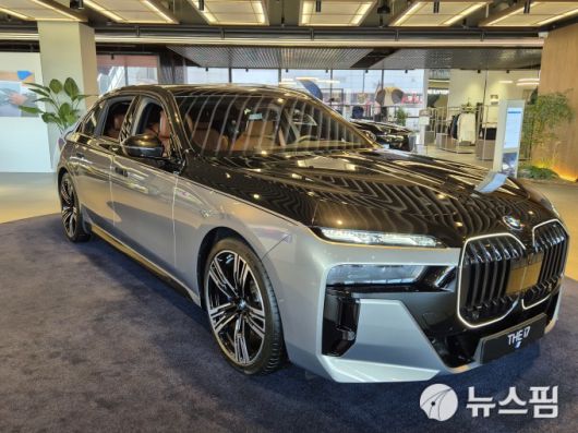 [인천=뉴스핌] 김승현 기자 = 인천 영종도 BMW 드라이빙센터에 전시된 BMW의 플래그십 대형 전기 세단 i7. 2025.06.05 kimsh@newspim.com