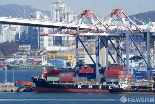 지난해 12월 부산 남구 감만부두 등 부산항 일대에 수출입 컨테이너가 쌓여 있는 모습. [사진=뉴스핌DB]