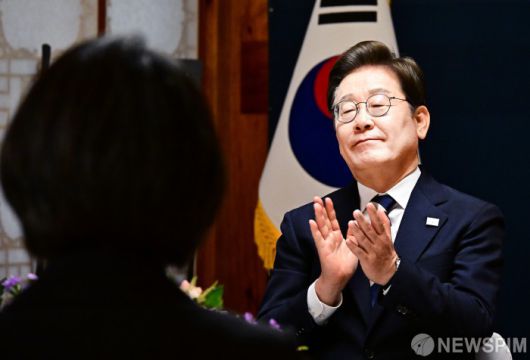 [서울=뉴스핌] 국회사진기자단 = 이재명 대통령이 4일 오후 서울 여의도 국회 사랑재에서 열린 제21대 대통령 취임 기념 오찬에 참석해 박수를 치고 있다. 2025.06.04 photo@newspim.com