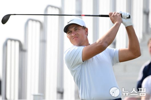 [서울=뉴스핌] 장환수 스포츠전문기자= 대기선수로 출전기회를 얻은 캐머런 챔프가 7일 캐나다오픈 2라운드 1번 홀에서 티샷을 날리고 있다. 2025.06.07 zangpabo@newspim.com