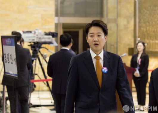 [서울=뉴스핌] 국회사진기자단 = 4일 오전 서울 여의도 국회에서 열린 제21대 이재명 대통령 취임선서에 이준석 개혁신당 의원이 참석하고 있다. 2025.06.04 photo@newspim.com