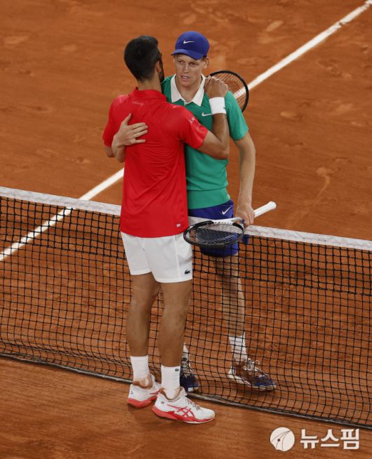 [파리 로이터=뉴스핌] 장환수 스포츠전문기자= 얀니크 신네르(뒤)가 7일 프랑스오픈 준결승에서 노바크 조코비치를 3-0으로 꺾은 뒤 포옹하고 있다. 2025.06.07 zangpabo@newspim.com