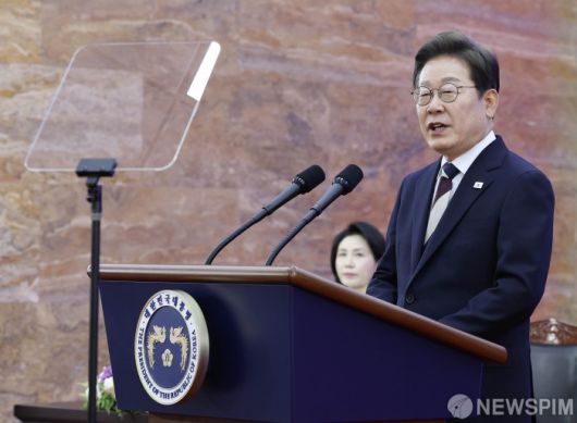 [서울=뉴스핌] 국회사진기자단 = 이재명 대통령이 4일 오전 국회 본청 로텐더홀에서 열린 제21대 대통령 취임 선서 행사에서 취임사를 하고 있다. 2025.06.04 photo@newspim.com